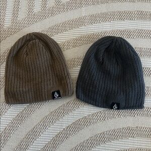Bundle two nwot Volcom men’s beanies tan and gray
